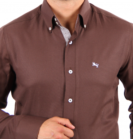 Modernes Slim Fit Hemd in Braun mit Button-Down-Kragen und Retro-Muster. Pflegeleichtes Mischgewebe für stilvolle Tage mit nostalgischem Flair.