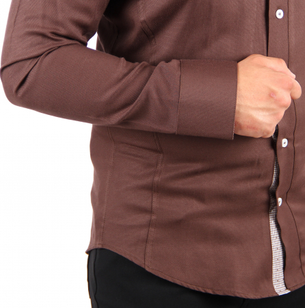 Modernes Slim Fit Hemd in Braun mit Button-Down-Kragen und Retro-Muster. Pflegeleichtes Mischgewebe für stilvolle Tage mit nostalgischem Flair.