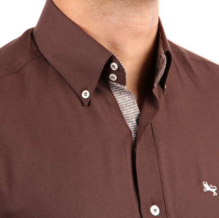 Modernes Slim Fit Hemd in Braun mit Button-Down-Kragen und Retro-Muster. Pflegeleichtes Mischgewebe für stilvolle Tage mit nostalgischem Flair.